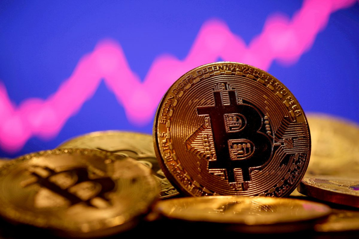 Bitcoin falls 5.2% to $33,849, Ether down 6.3%