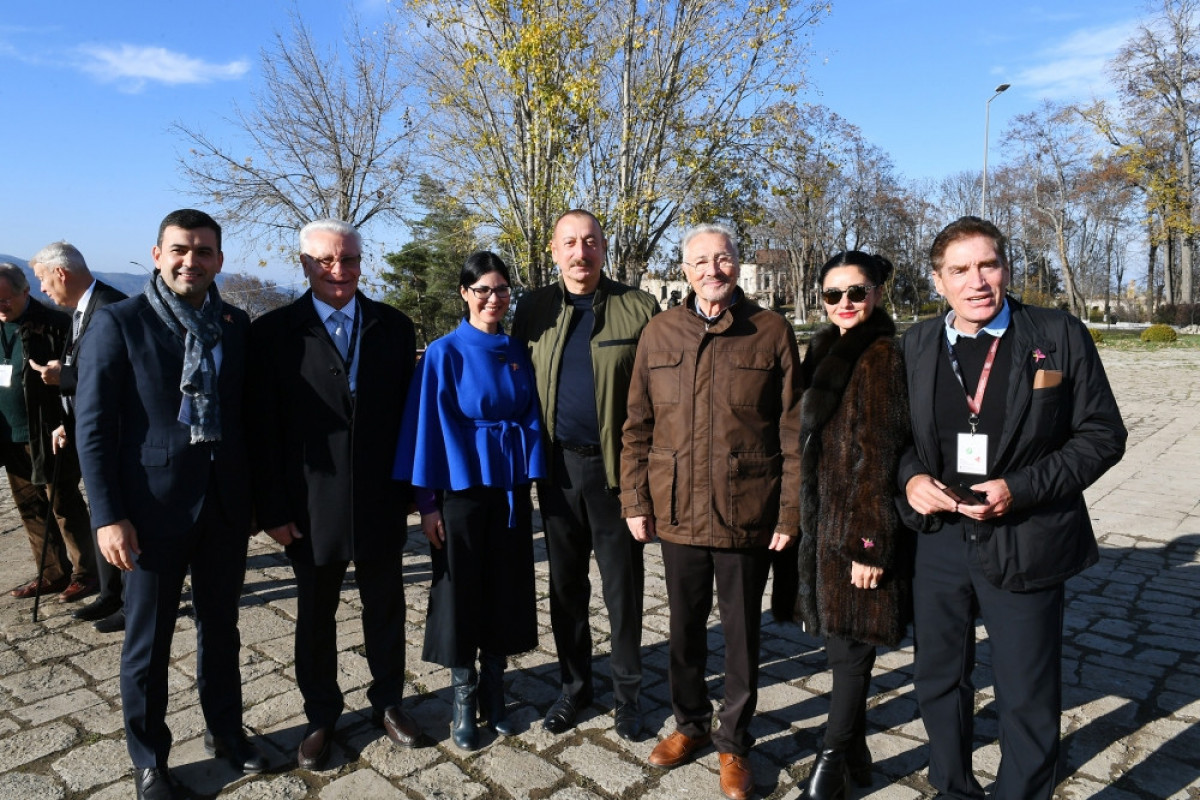 President Ilham Aliyev and First Lady Mehriban Aliyeva talked to 8th Global Baku Forum`s participants who visited Shusha-PHOTO 