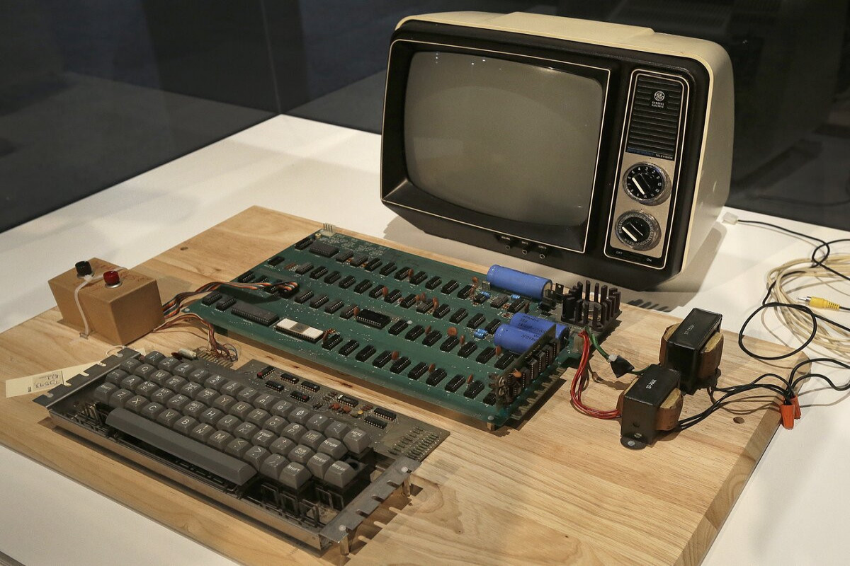 Apple's original computer fetches $400,000 at US auction