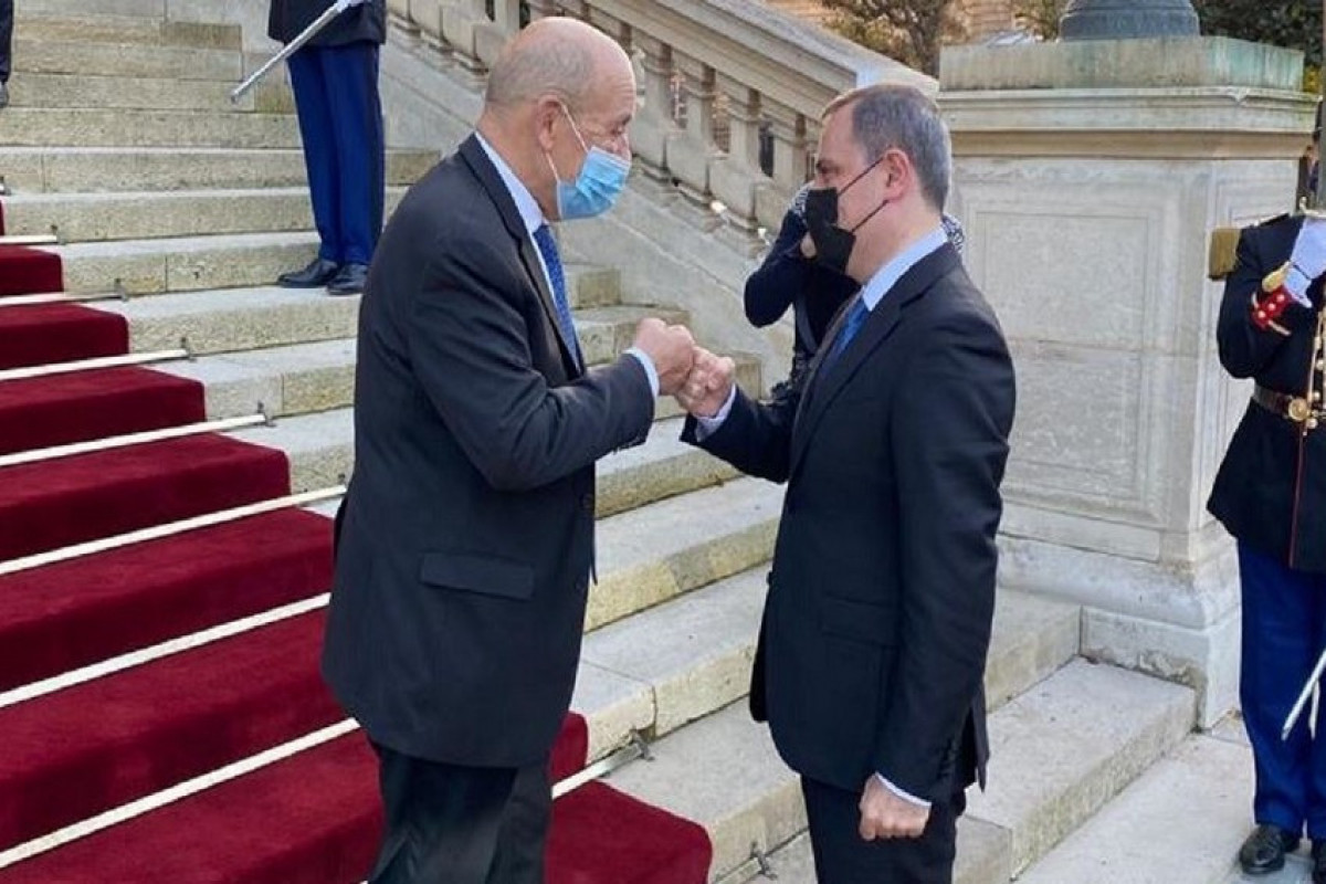 Azerbaijani Foreign Minister Jeyhun Bayramov and French Foreign Minister Jean-Yves Le Drian