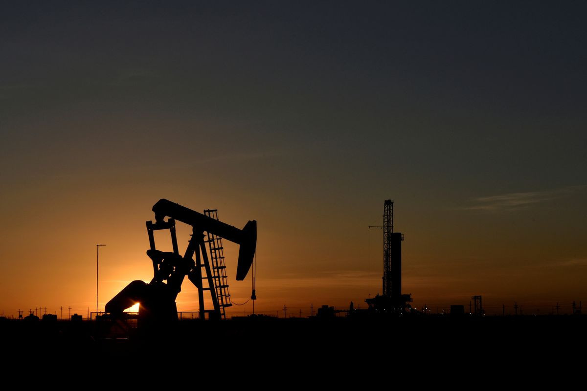 Oil falls on higher dollar in volatile week