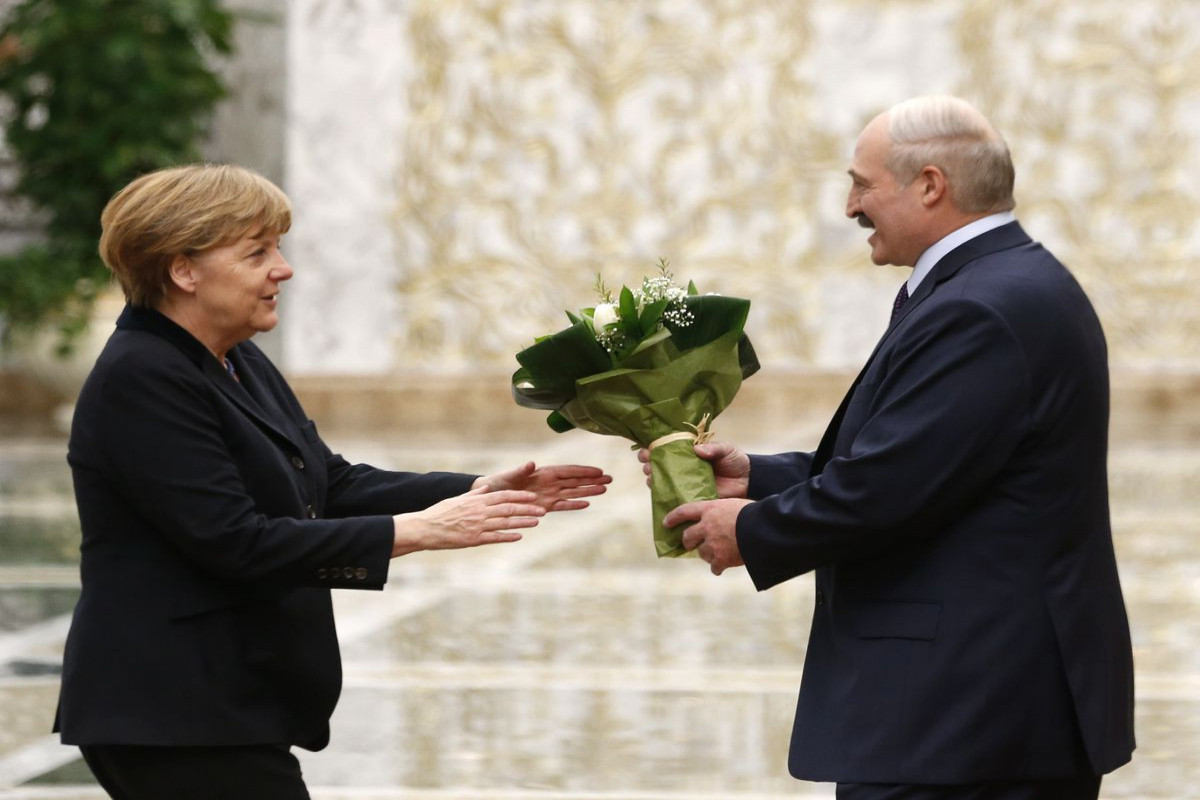 In rare phone call, Merkel and Lukashenko discuss help for refugees