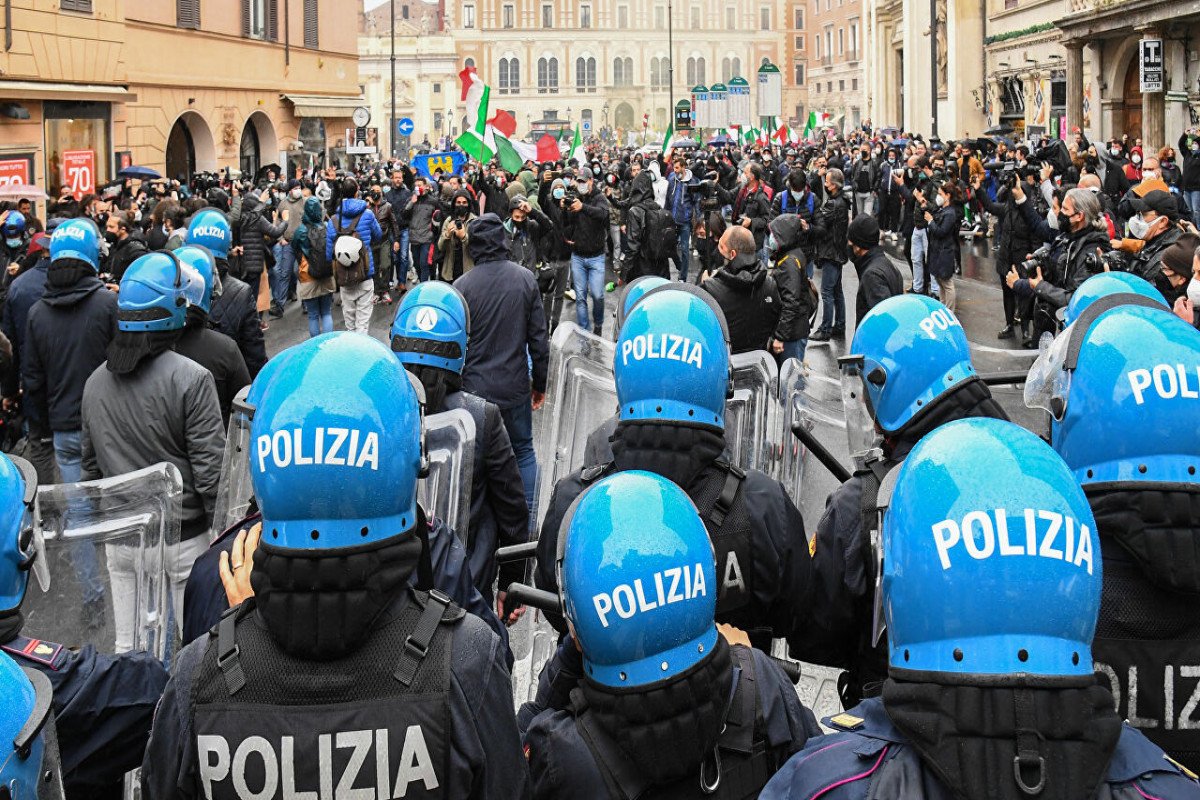 Italians protest against COVID green pass in Rome-LIVE 