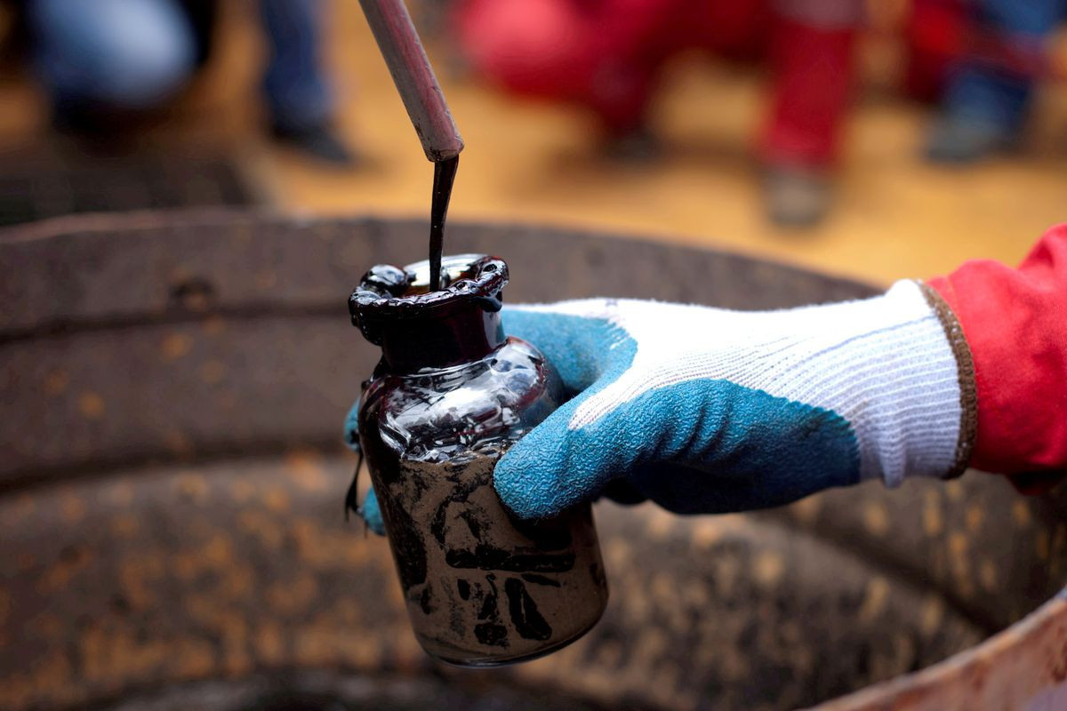 Oil hits 7-week lows on supply release expectations