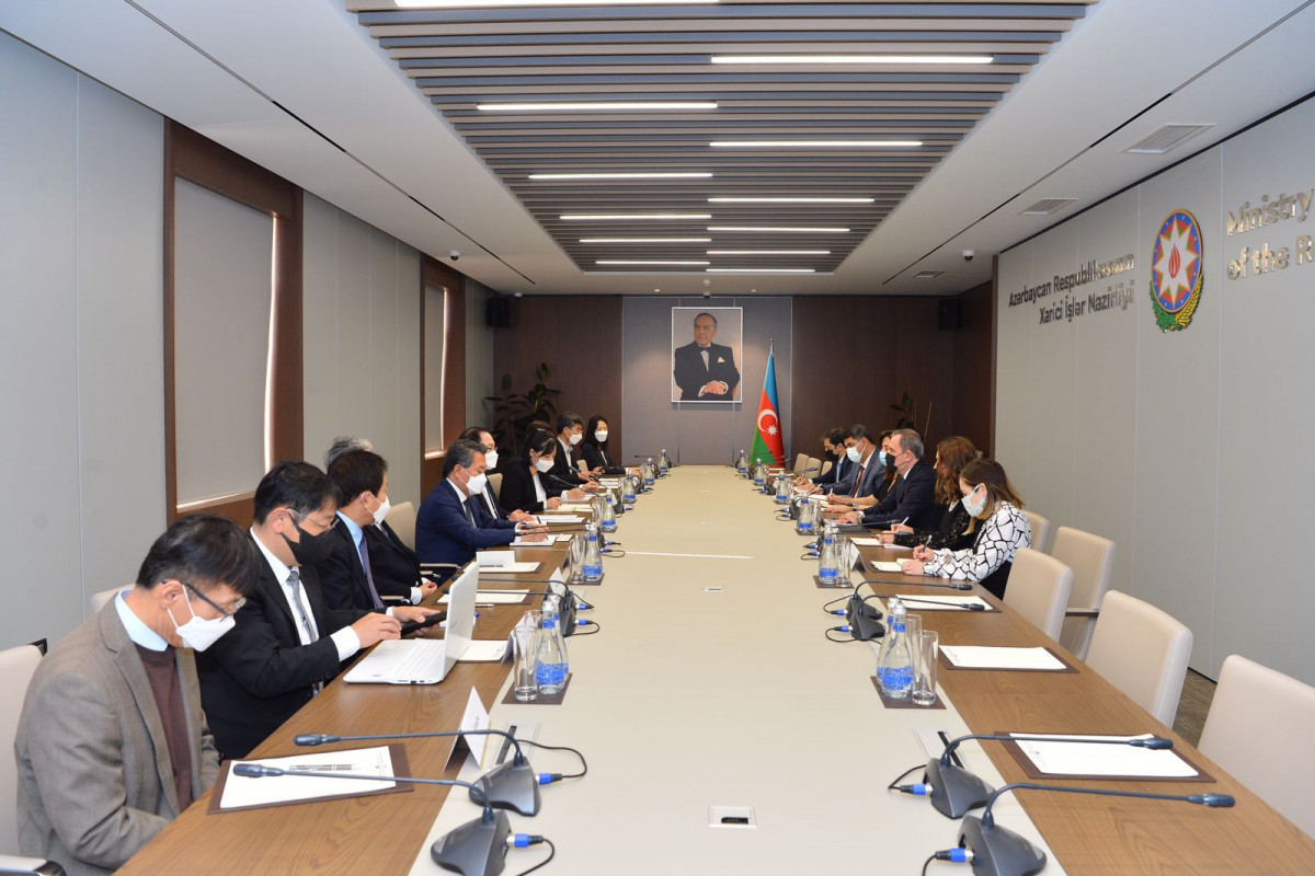 Azerbaijani FM meets with Chong Soo Park
