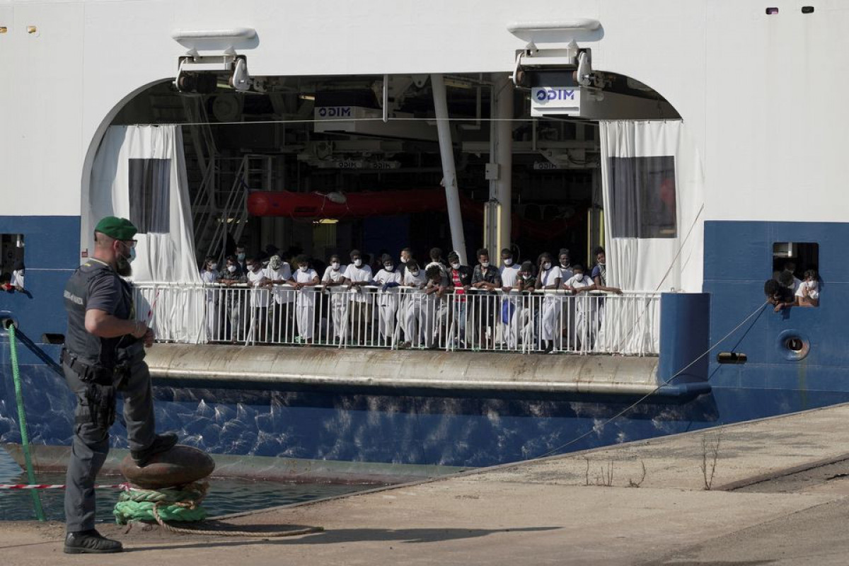 Migrant boat with 10 dead bodies arrives in Sicily