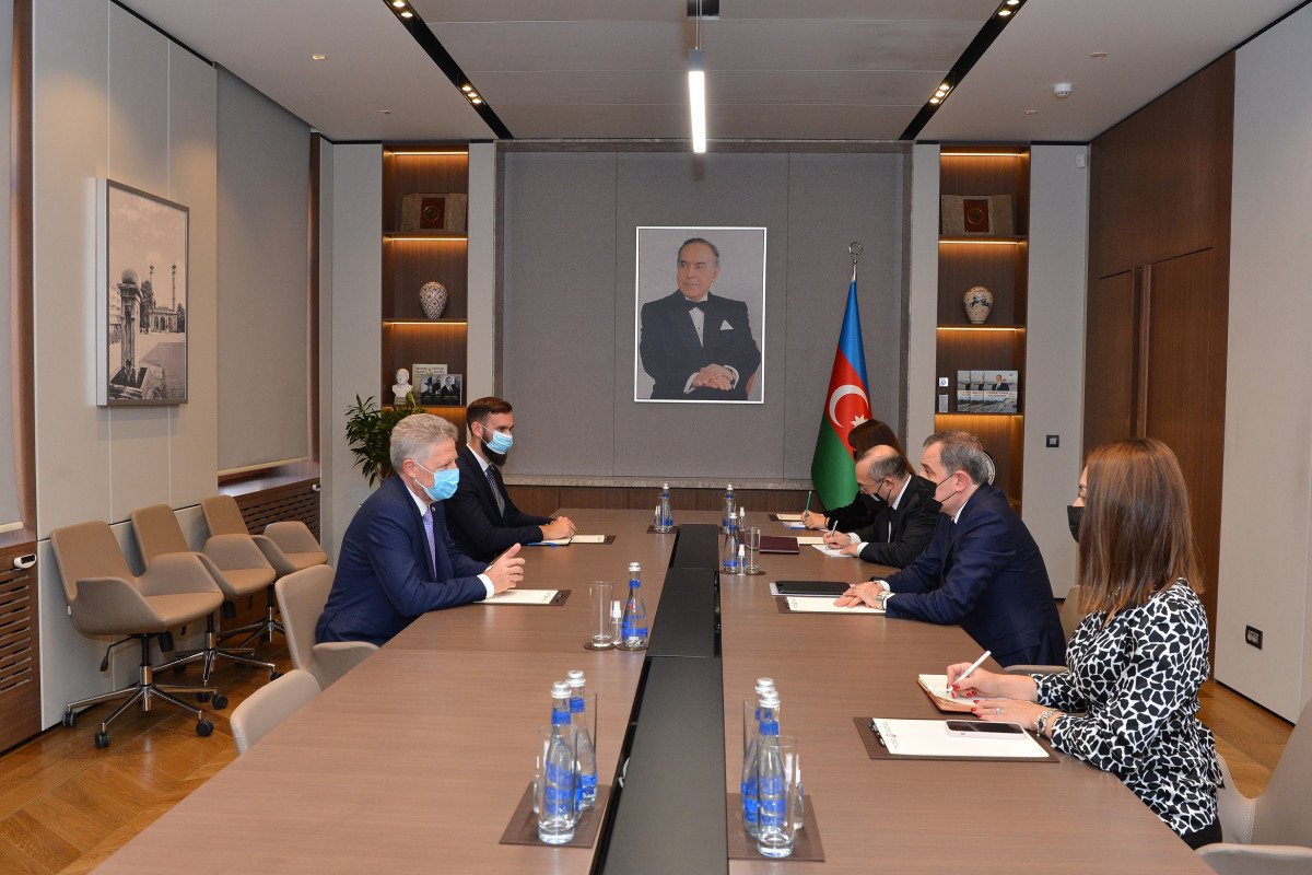 Azerbaijani FM receives Argentine Ambassador