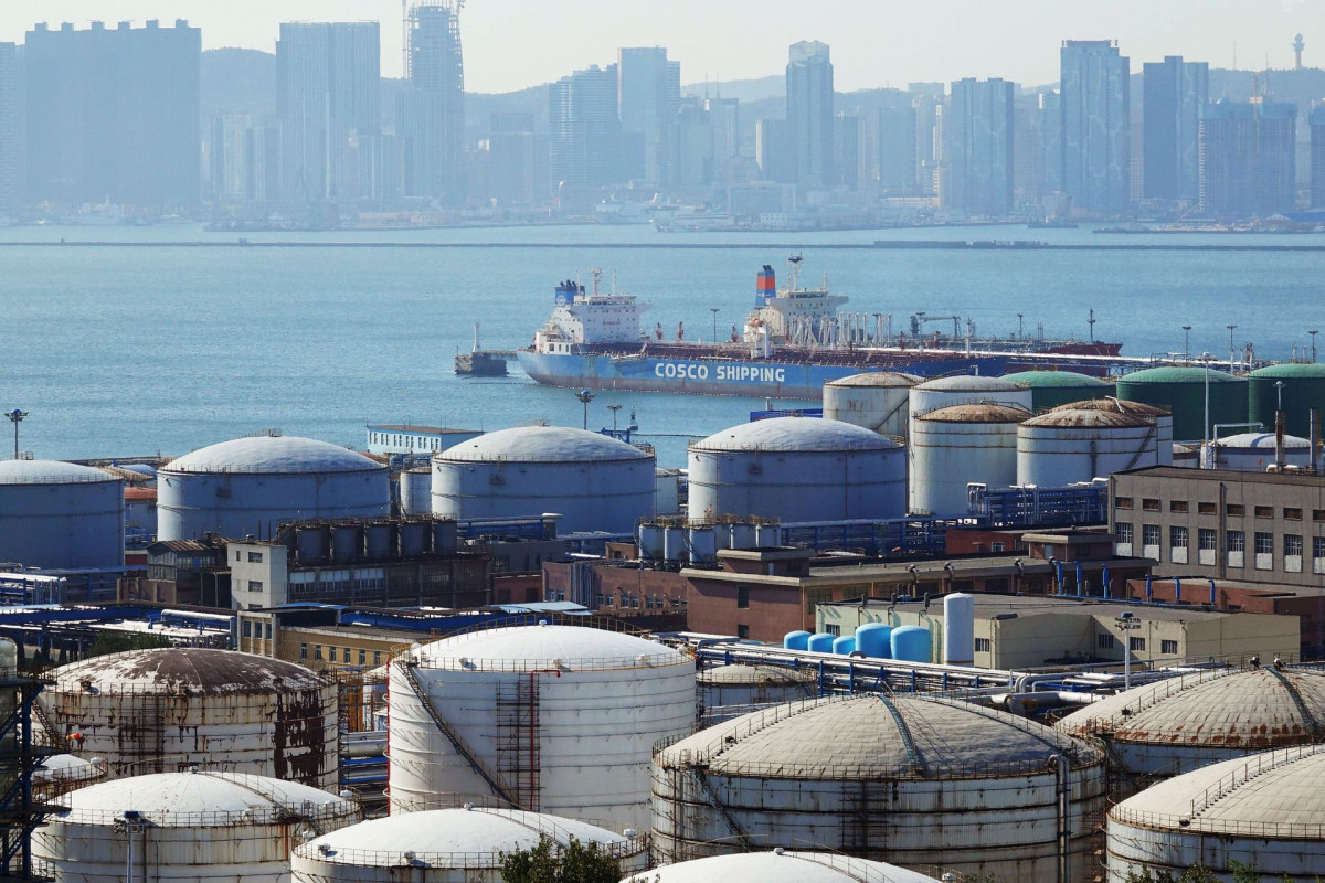 Oil skids on concerns of rising surplus in Q1