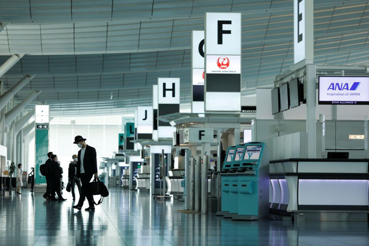 U.S. to follow Europe with travel curbs as COVID-19 variant sparks global worry