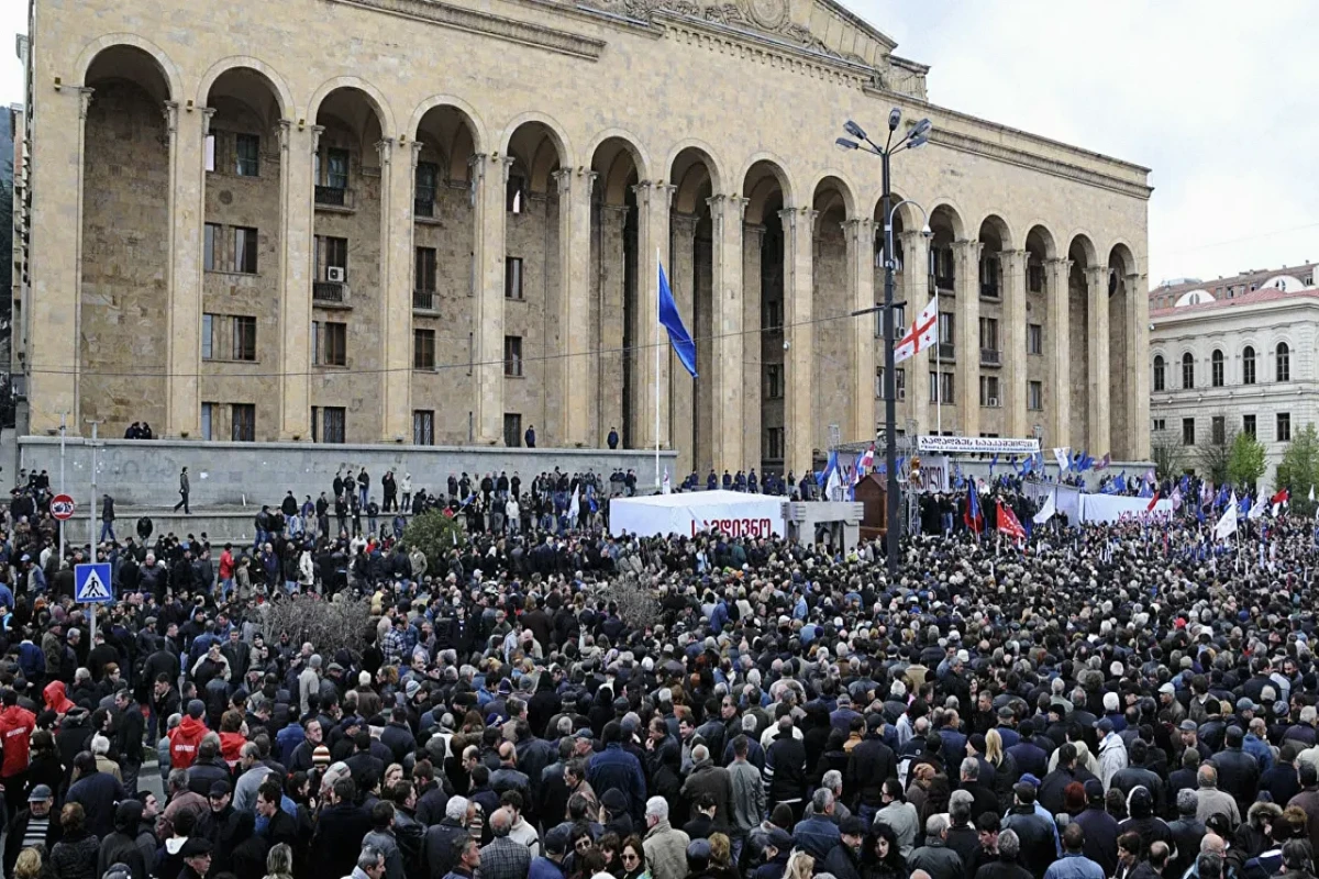 Georgian police use pepper spray against Saakashvili supporters near court