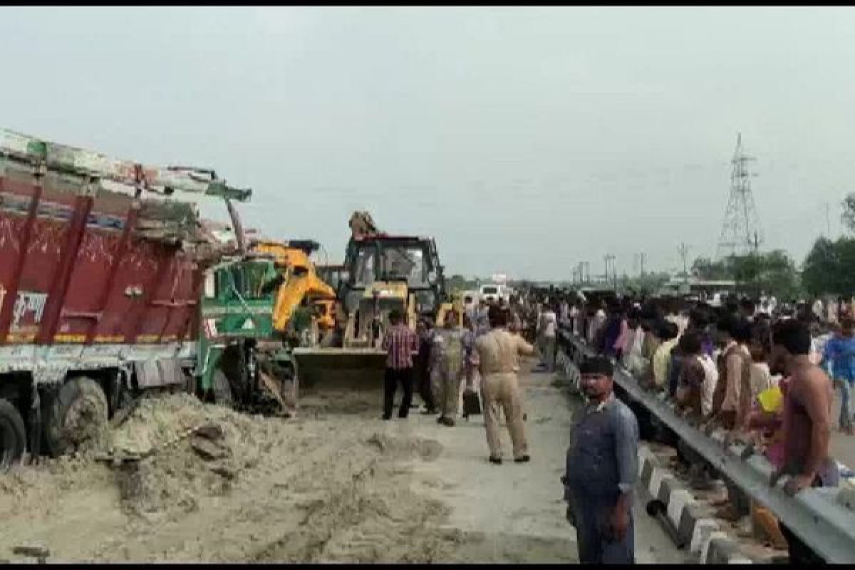 Nine killed, 27 injured in collision between truck and passenger bus in India