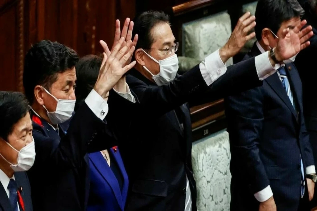 Japan's new PM dissolves parliament ahead of Oct. 31 elections