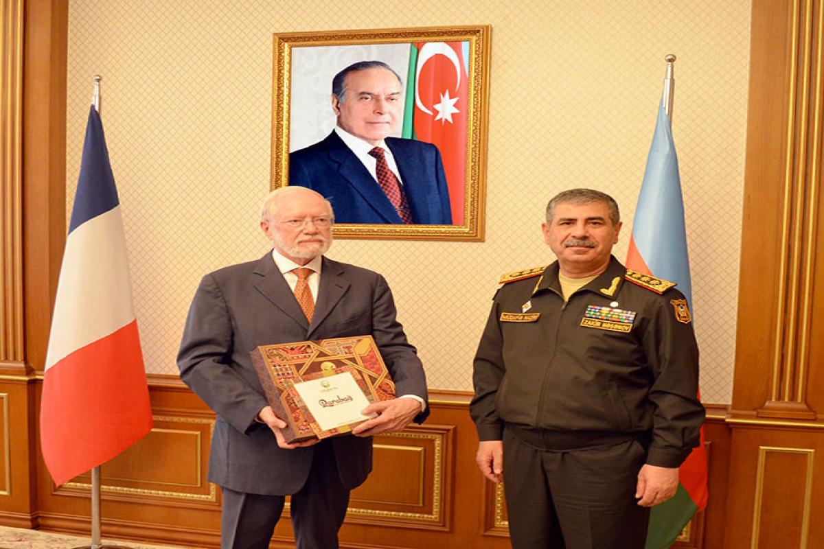 Azerbaijani Defense minister met with French delegation