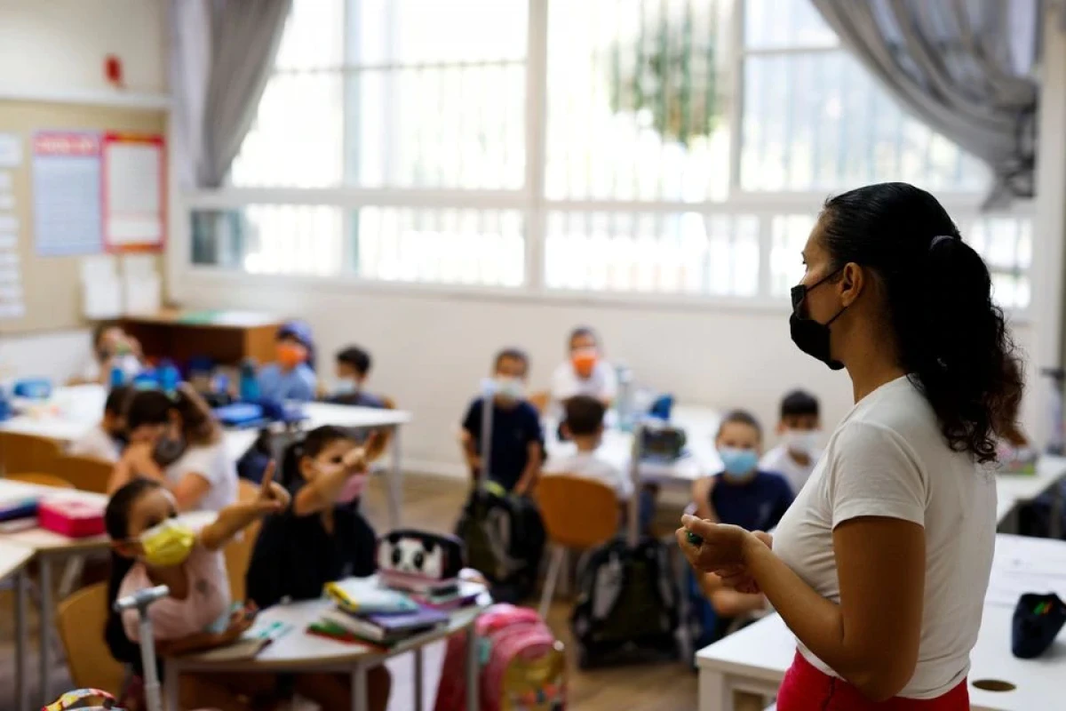 Israeli students return to school amid surge in COVID-19 cases