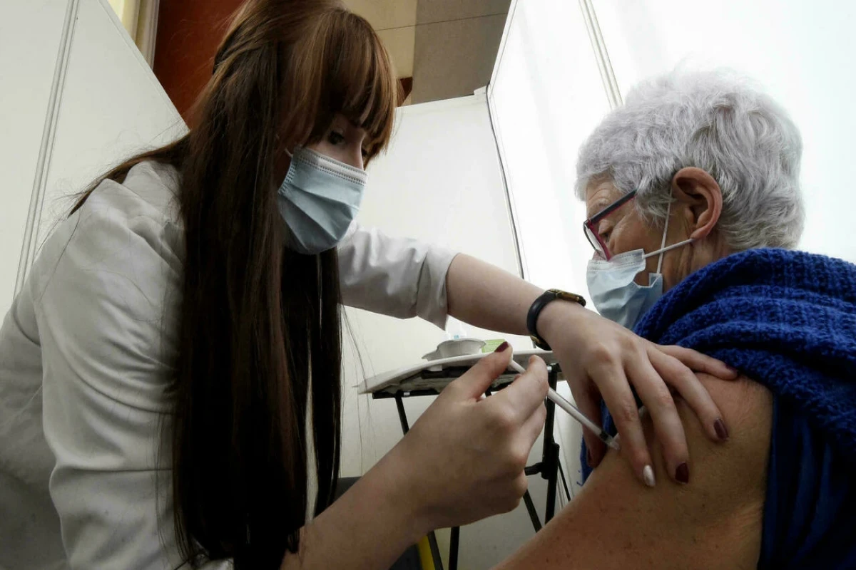 France rolls out booster doses to over-65s and vulnerable people