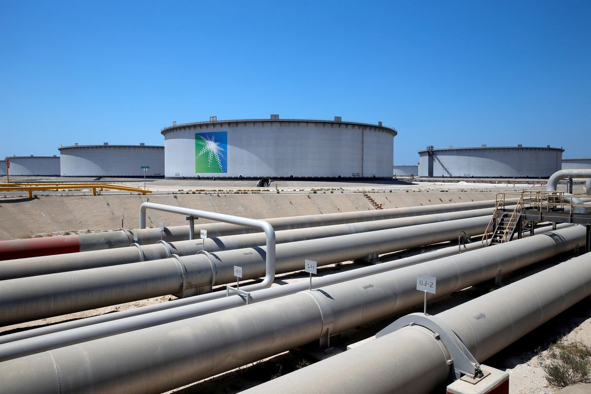 Oil falls after Saudi price cuts