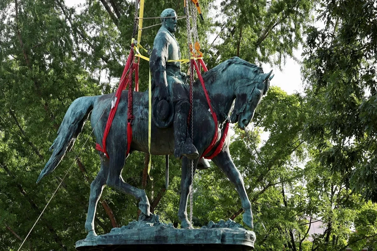 General Lee Statue is being removed in Richmond, Virginia