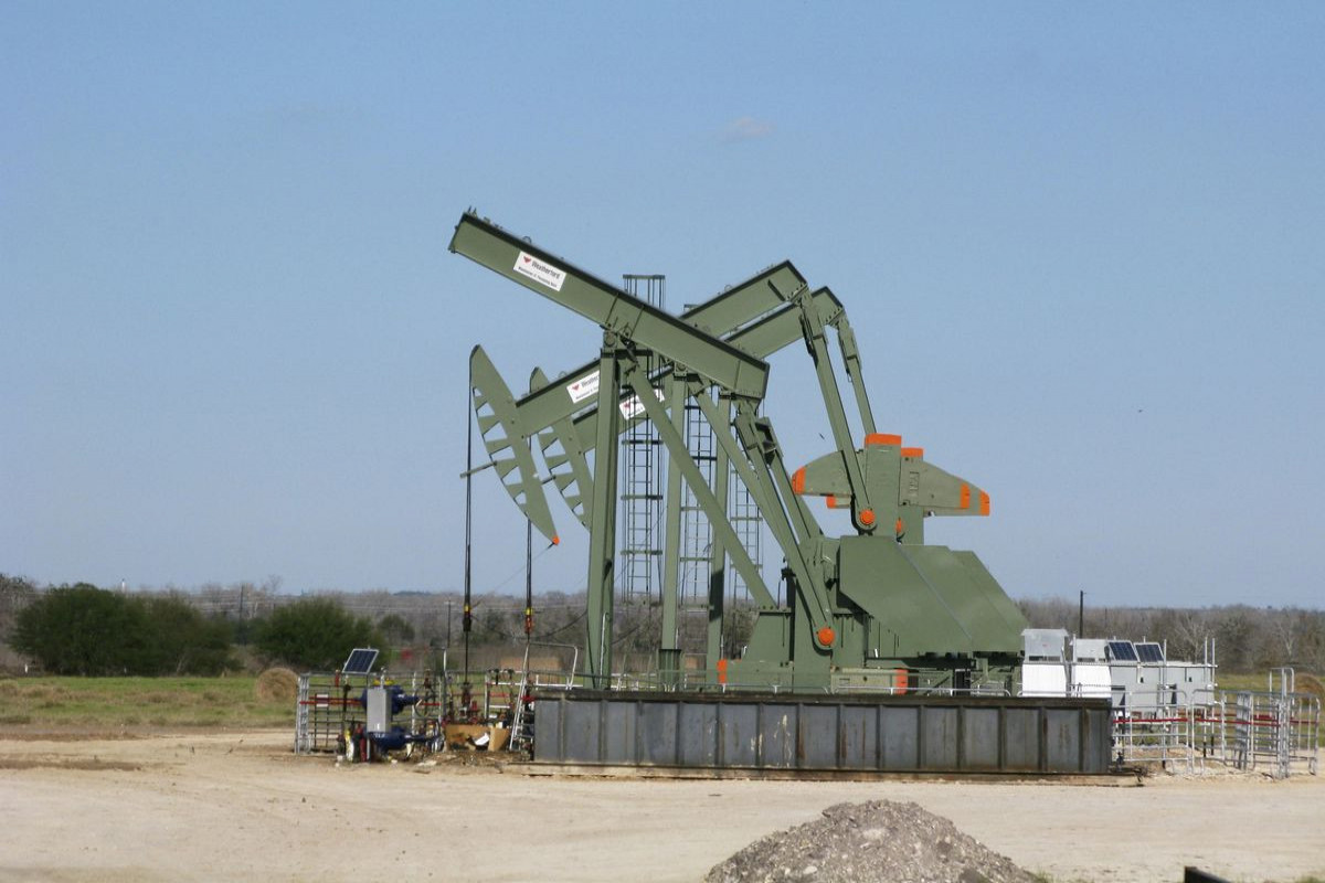 Oil gains for 2nd session as lower U.S. output supports