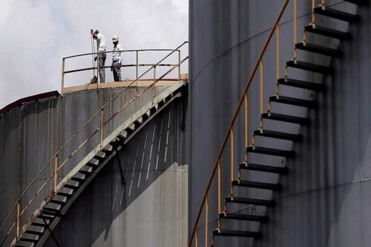 US commercial oil reserves decrease for the fifth week