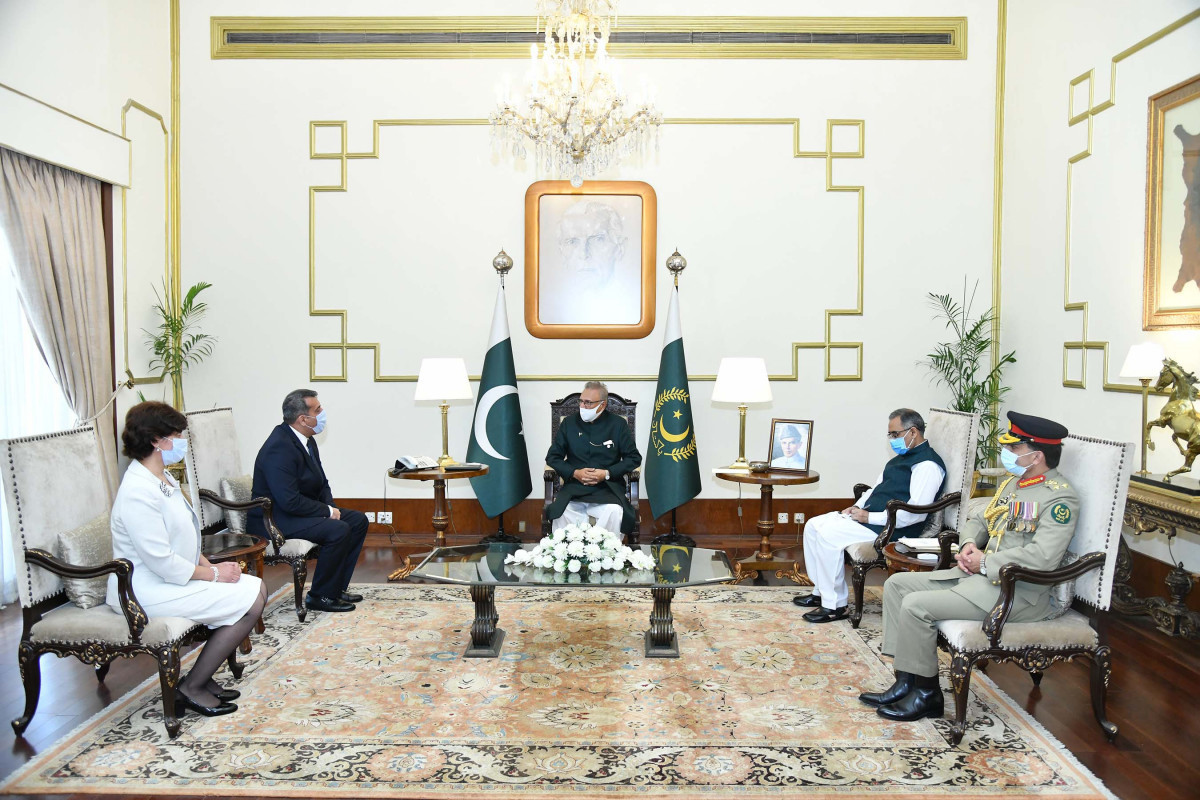 Azerbaijani ambassador presents credentials to Pakistan's president