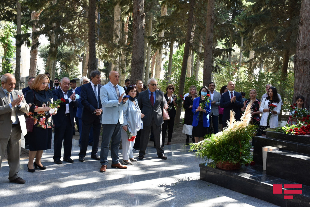 Uzeyir Hajibayli's grave visited in Alley of Honor on the occasion of National Music Day-PHOTOLENT 