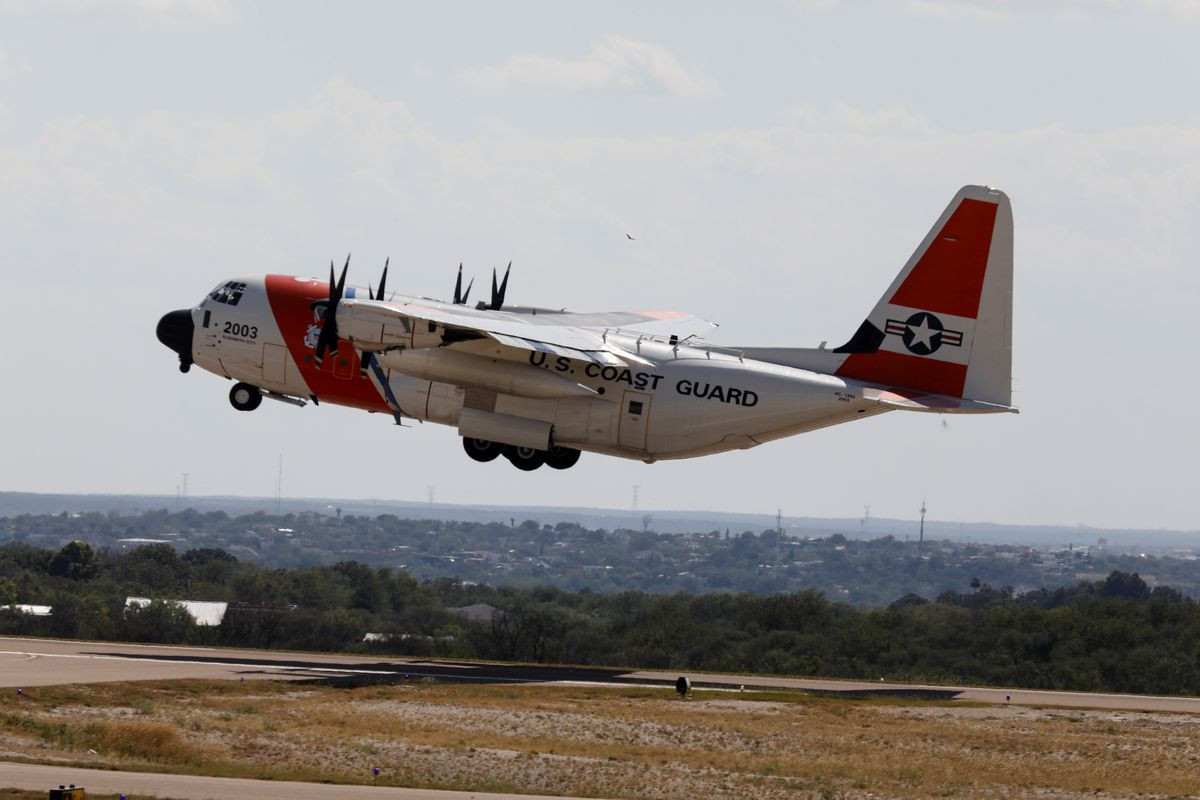 Migrants flown out of Texas border city after thousands cross Rio Grande