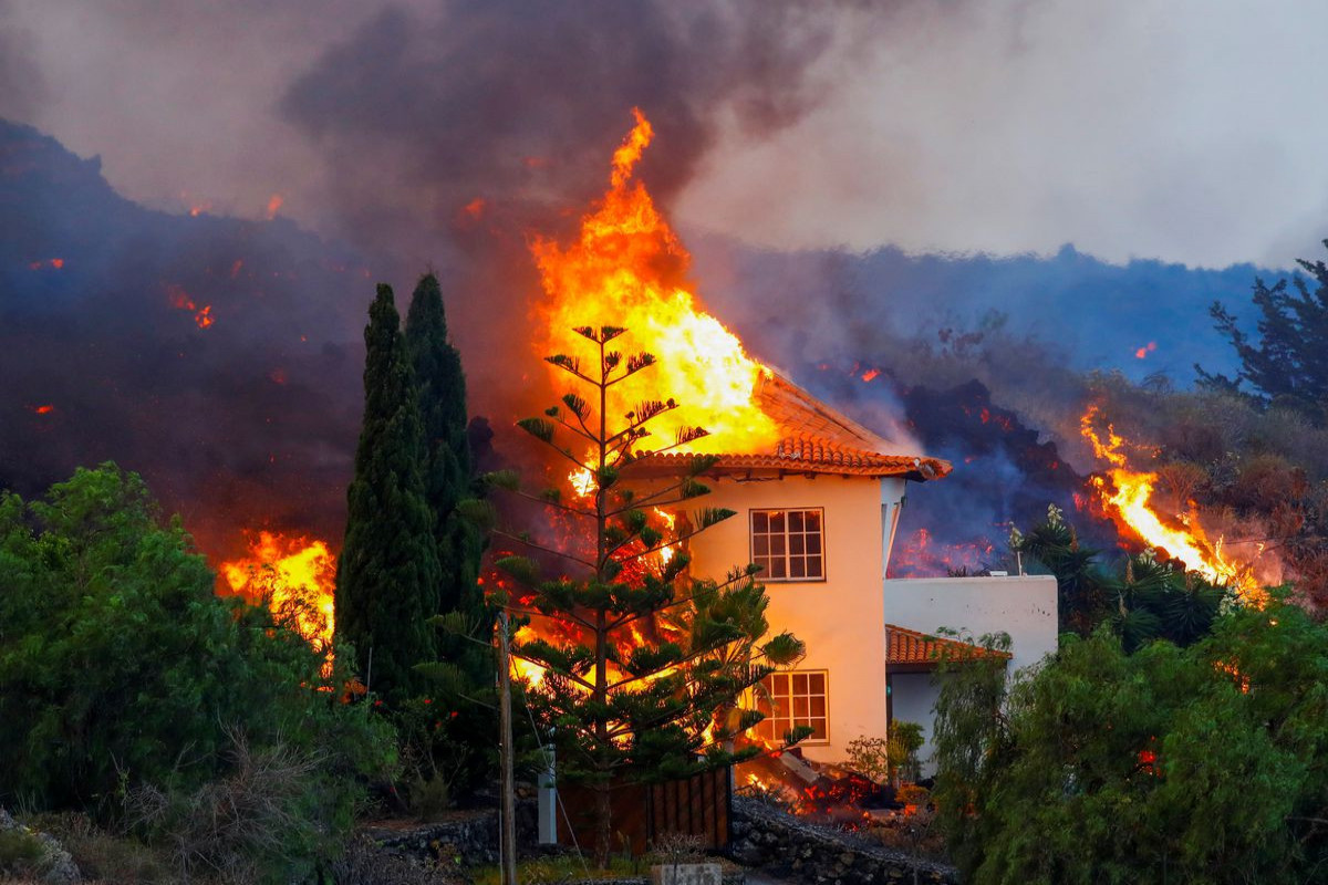 Thousands flee Canaries volcano as lava streams destroy homes