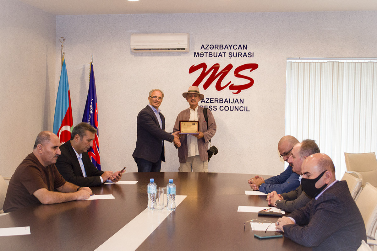 Reza Deghati visits Press Council of Azerbaijan 