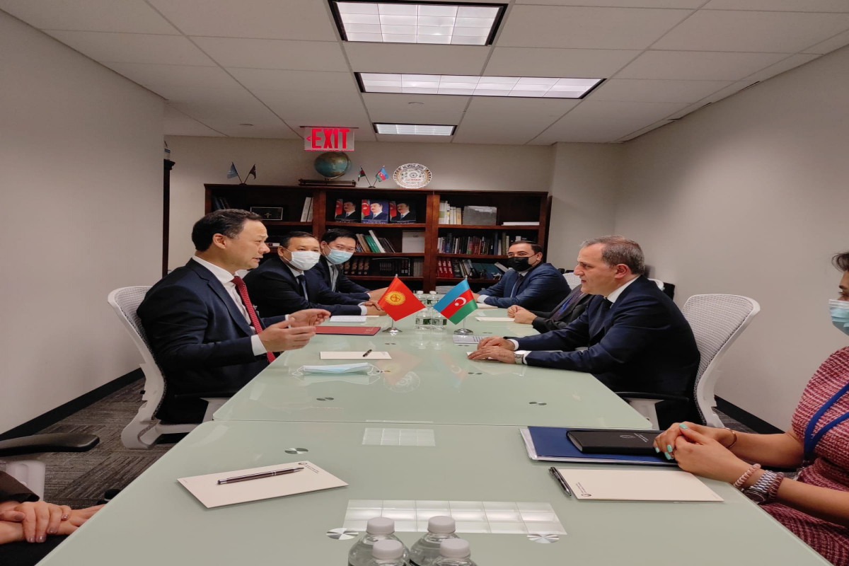 Azerbaijani FM meets with Kyrgyz counterpart