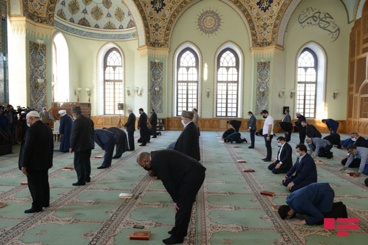 Prayers sounded for souls of martyrs at "Taza Pir" Mosque