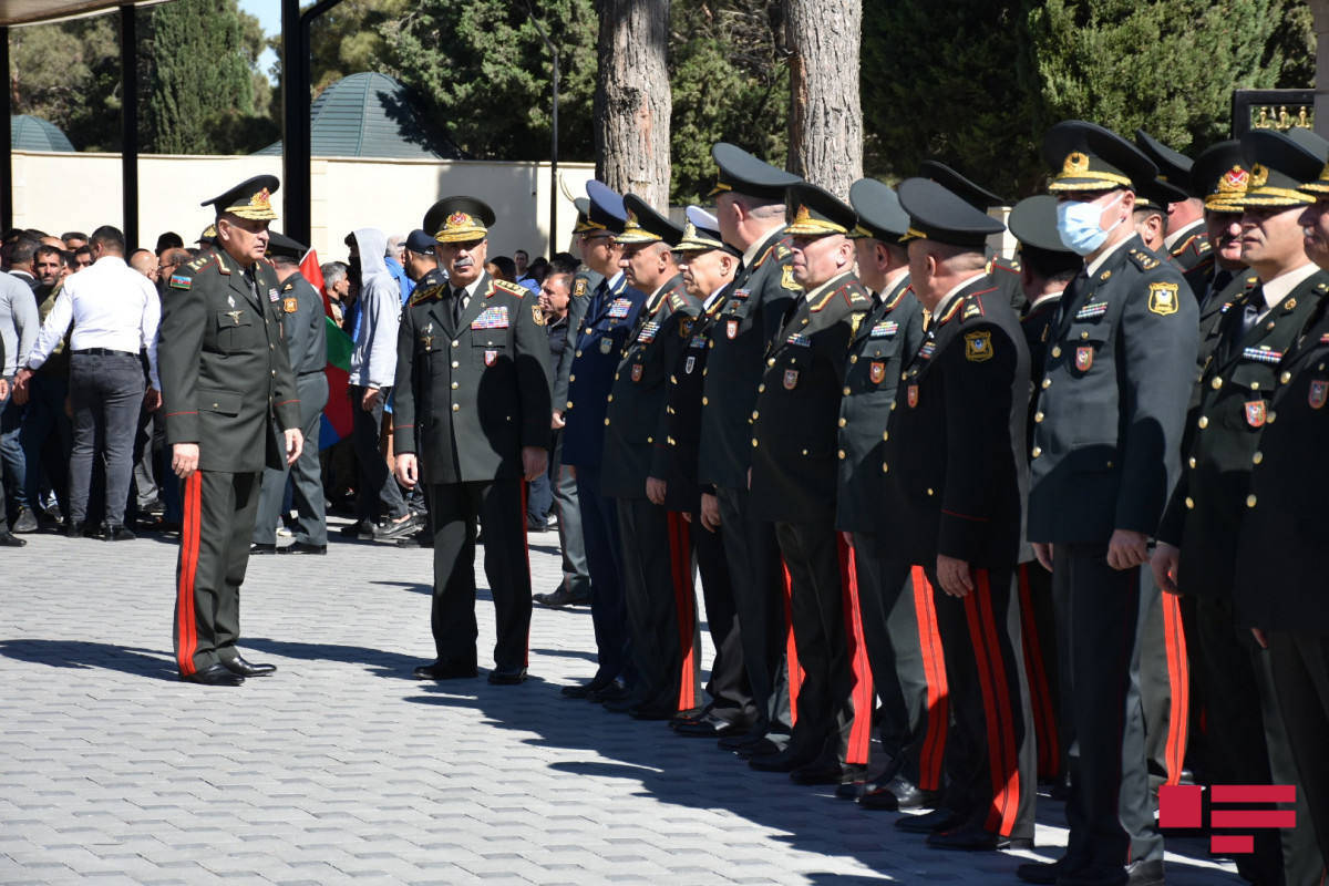 Azerbaijani Defense minister visited II Alley of Honor-PHOTO 