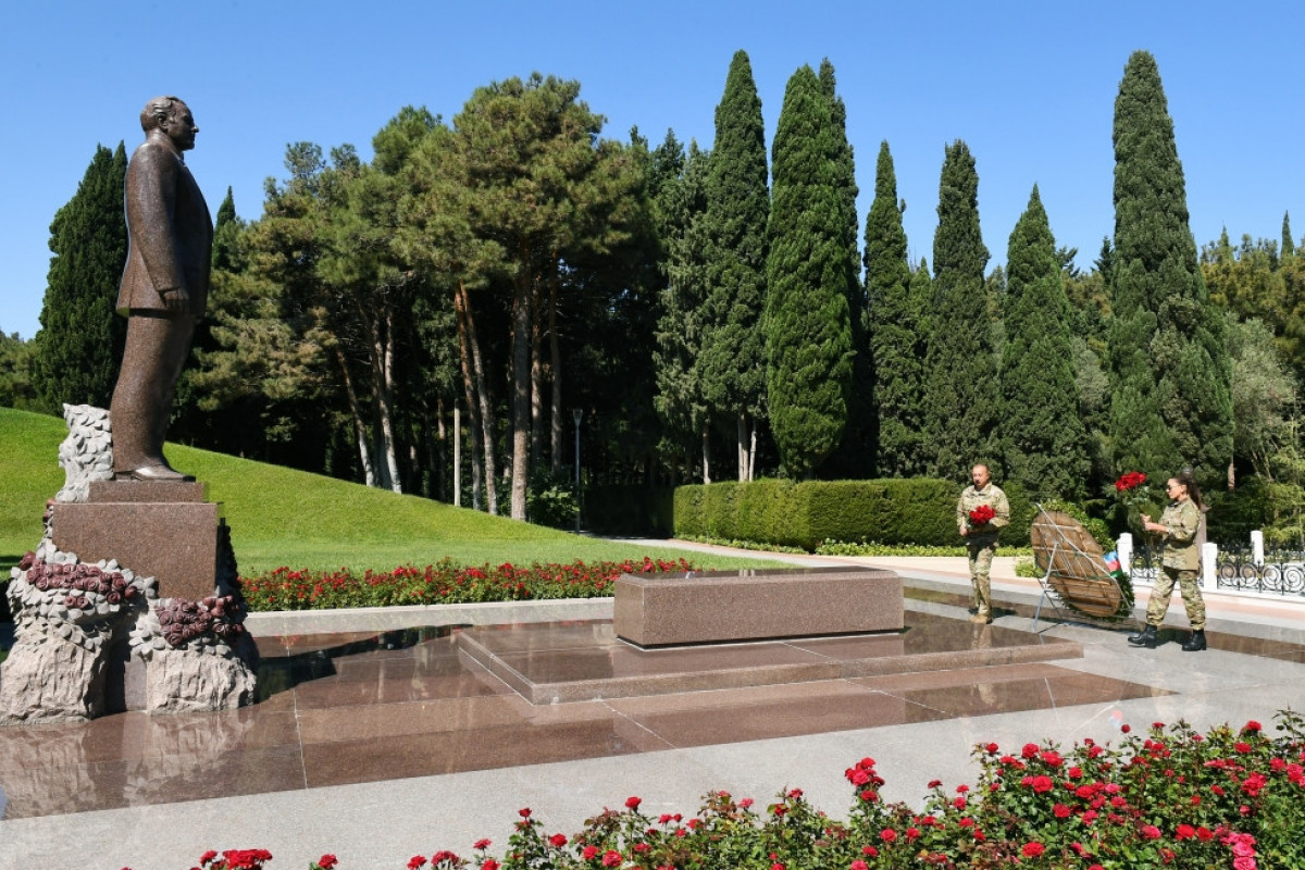 President Ilham Aliyev and First Lady Mehriban Aliyeva visited grave of national leader Heydar Aliyev at Alley of Honors