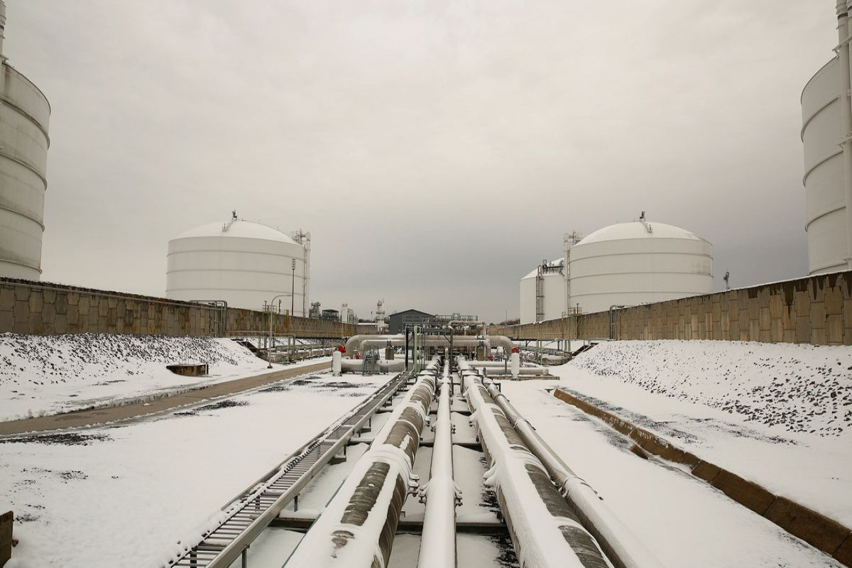 U.S. natgas rise to 7-year high on record global prices