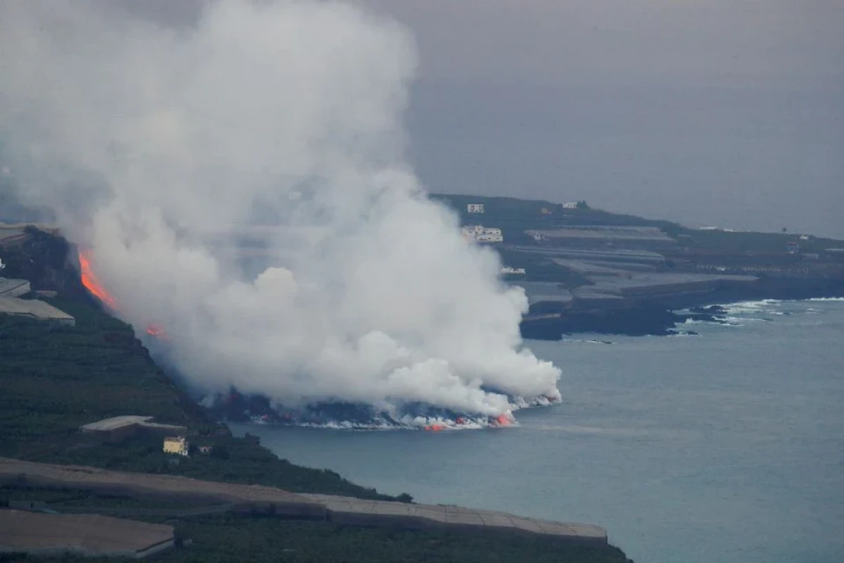 La Palma residents told to lock down as volcano lava pours into sea