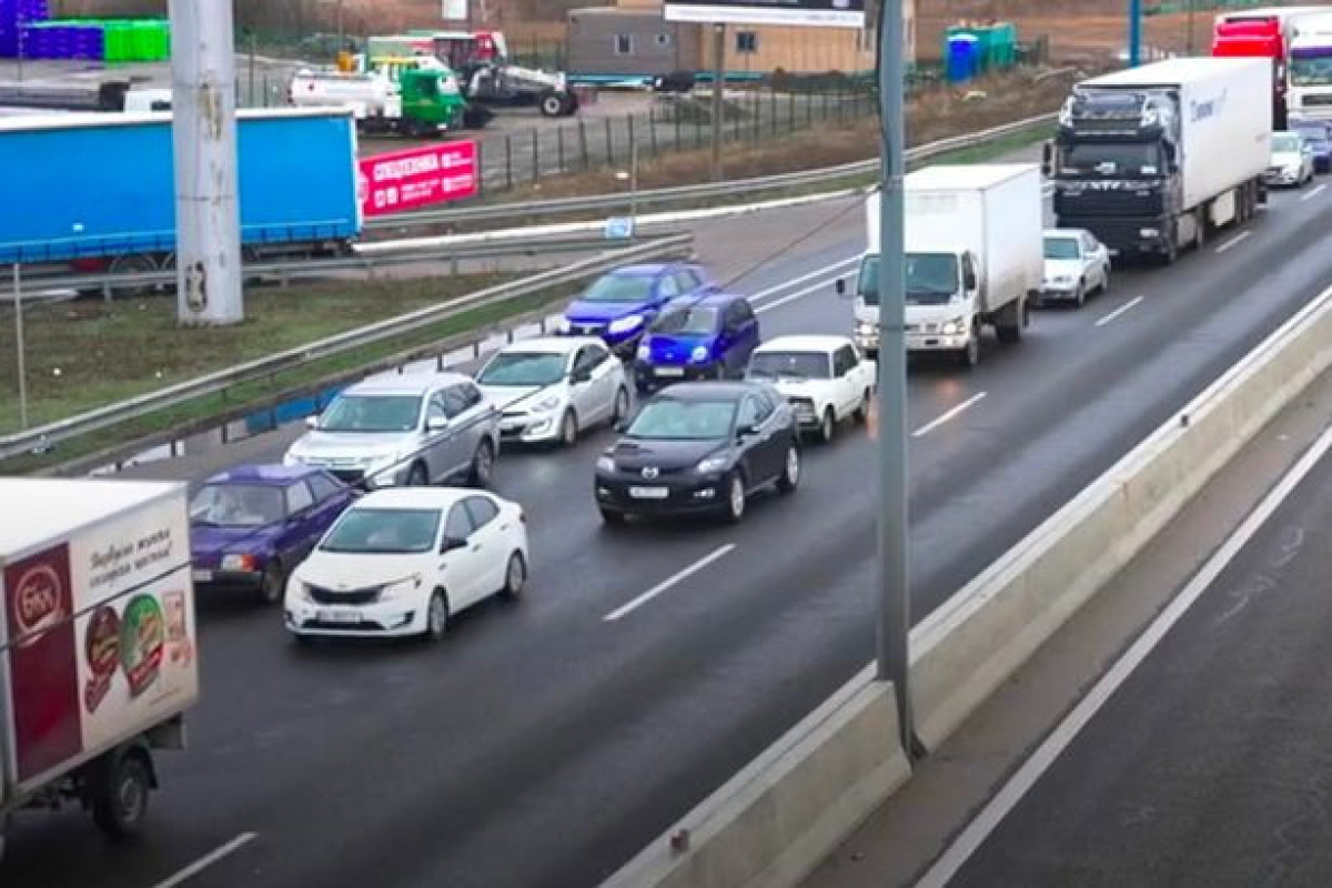 People heading back to Kyiv, traffic jams on road-PHOTO 