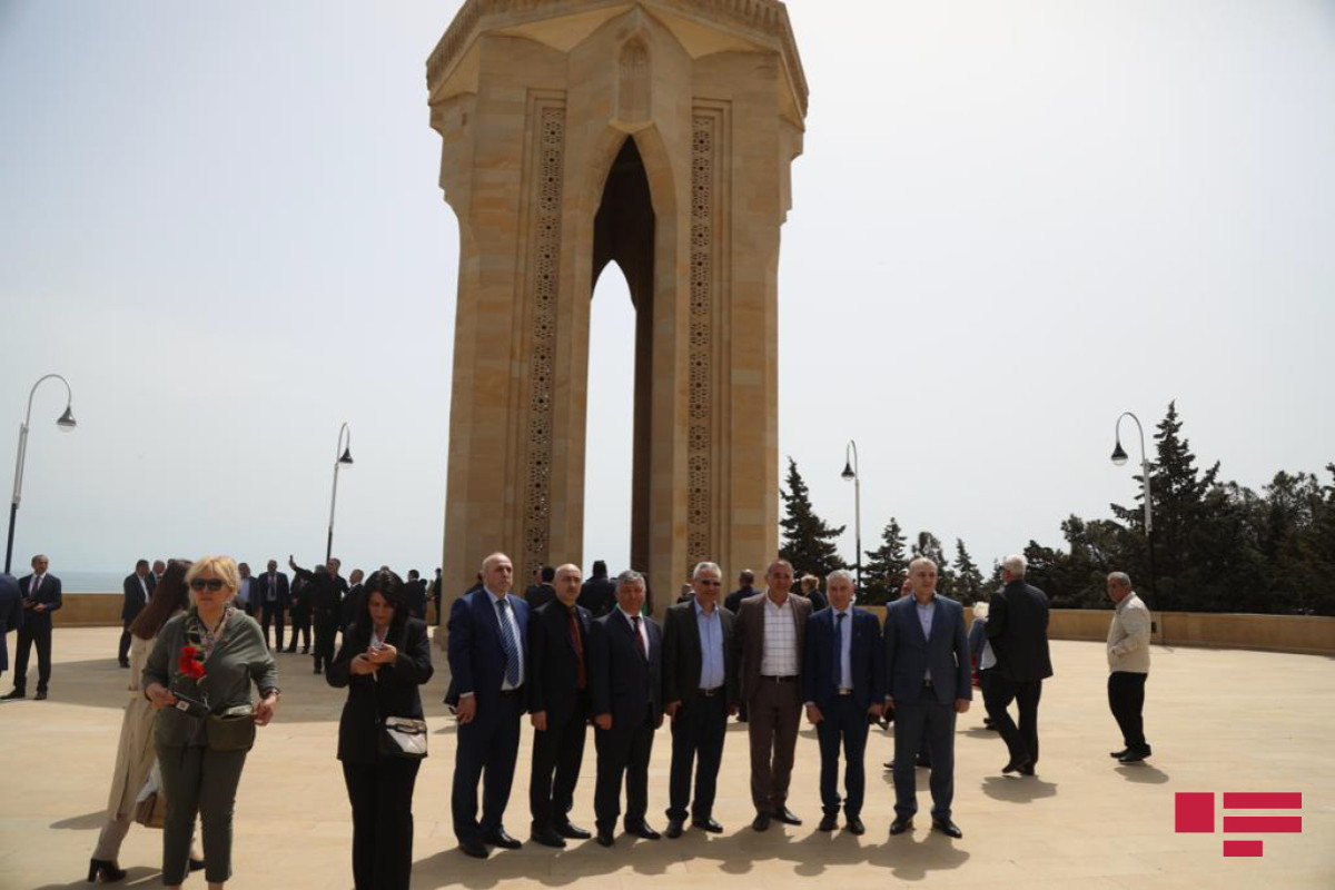 Participants of 5th Congress of World Azerbaijanis visit grave of Heydar Aliyev-PHOTO 