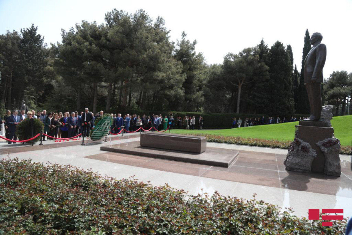 Participants of 5th Congress of World Azerbaijanis visit grave of Heydar Aliyev
