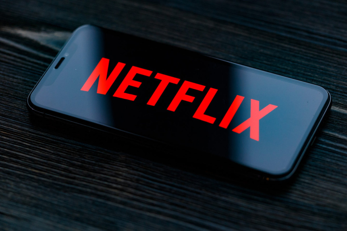 Netflix shares drop 25% after service loses 200K subscribers