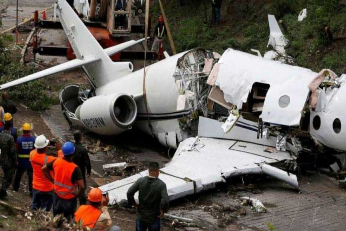 5 dead after small plane crashes into soda truck in Haiti