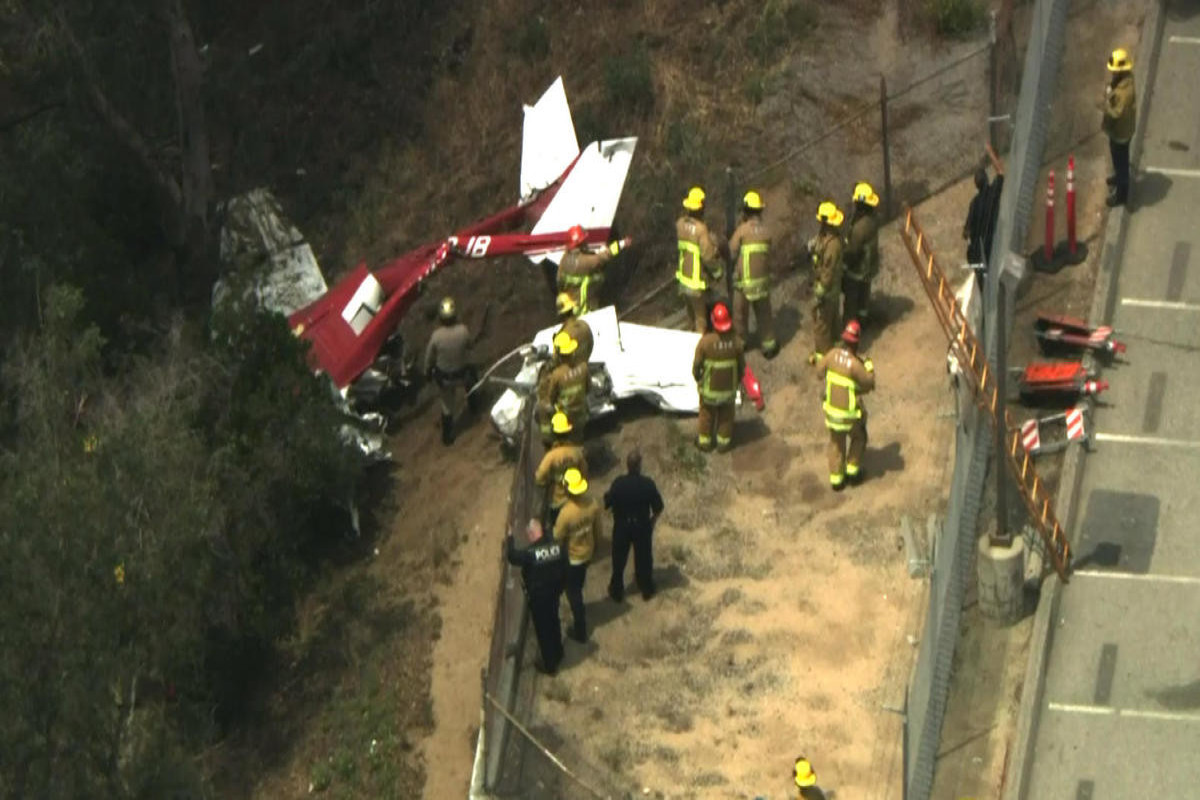 1 killed after small plane crashes in Los Angeles