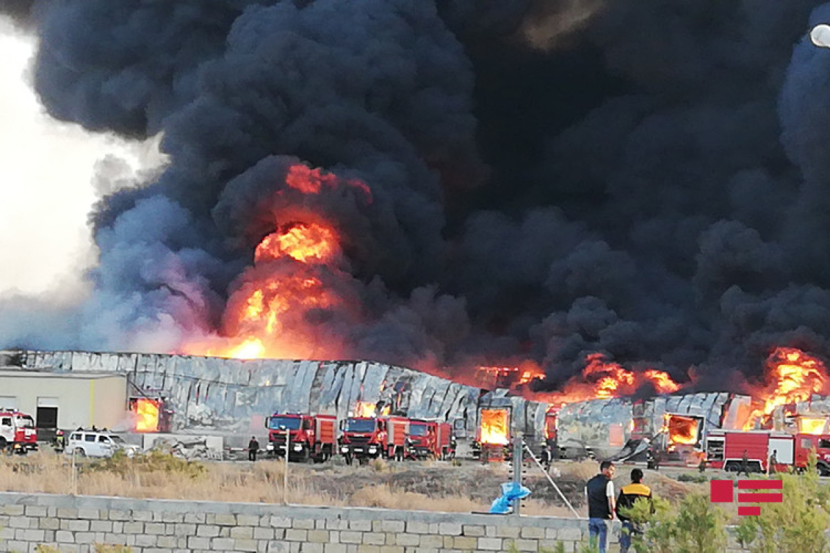 Morkers and civilians being evacuated to safe areas due to the fire in Sumgayit