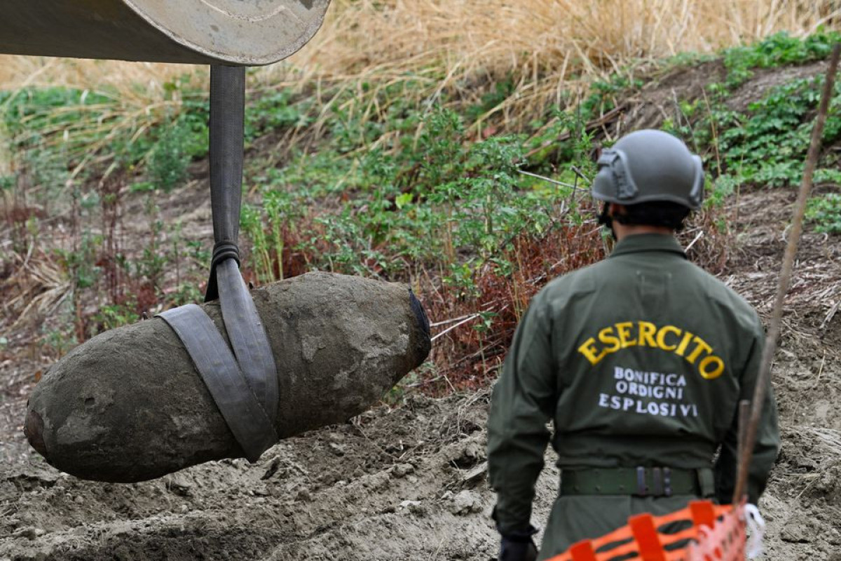 WW2 bomb revealed in drought-hit waters of Italy's River Po-PHOTO 