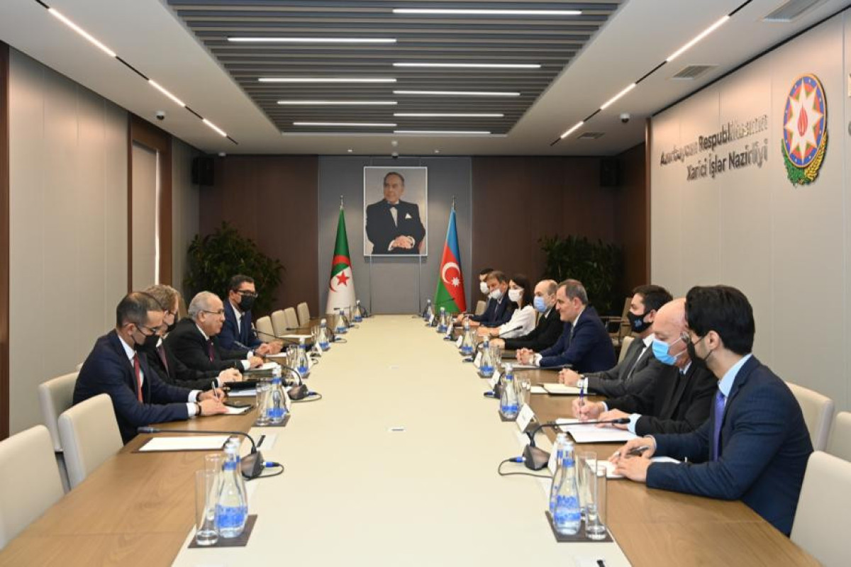 Meeting of Azerbaijani, Algerian FMs kicks off
