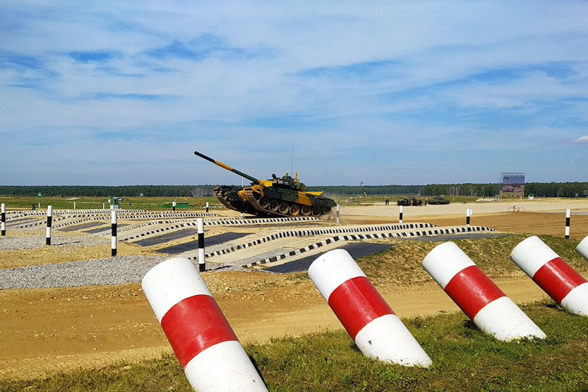 Azerbaijani servicemen start first competition in "Tank Biathlon" contest