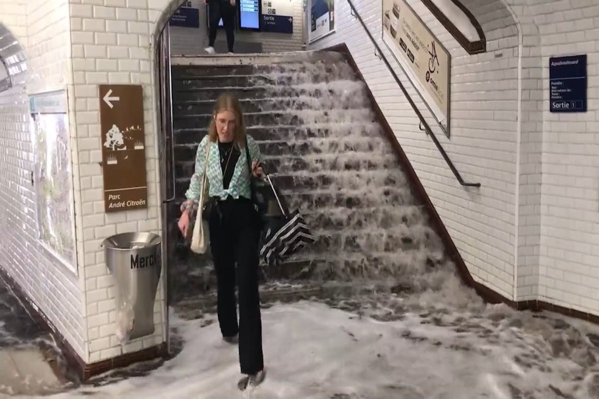 Heavy rainfall hits Paris after recent heatwave-PHOTO -VIDEO 