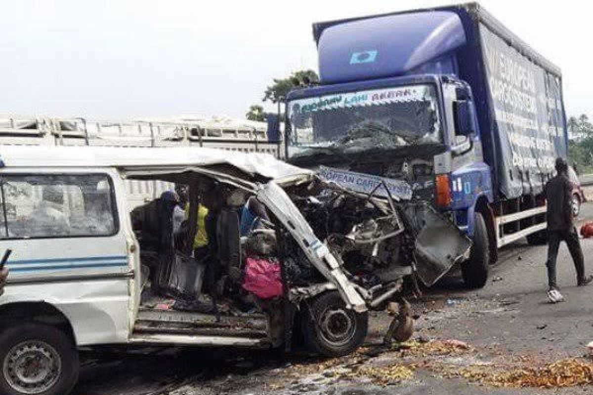 At least 16 dead after lorry collides with minibus in Russia
