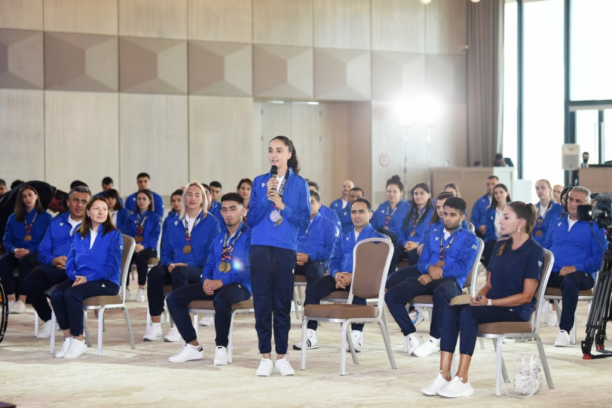 President Ilham Aliyev and First Lady Mehriban Aliyeva met with Azerbaijani athletes who succeeded in 5th Islamic Solidarity Games