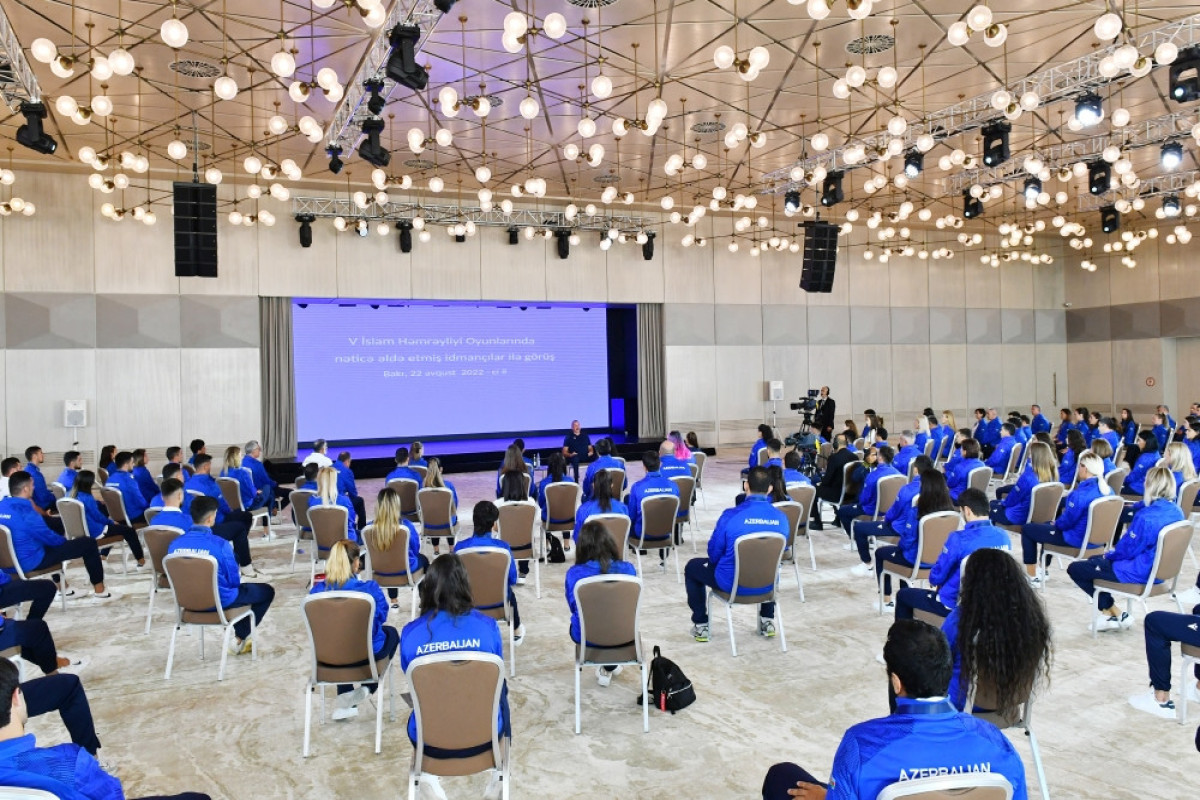 President Ilham Aliyev and First Lady Mehriban Aliyeva met with Azerbaijani athletes who succeeded in 5th Islamic Solidarity Games