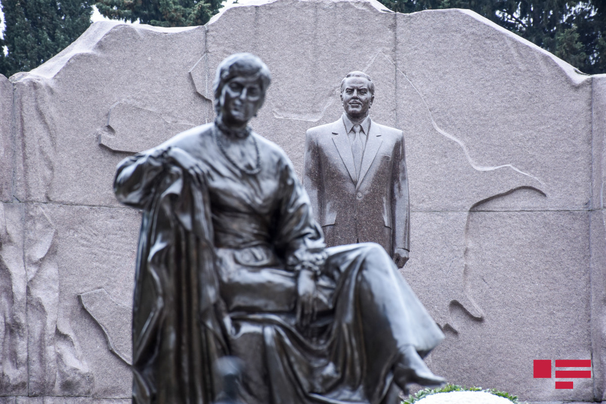 Kazakhstan President visits grave of Azerbaijan's national leader Heydar Aliyev