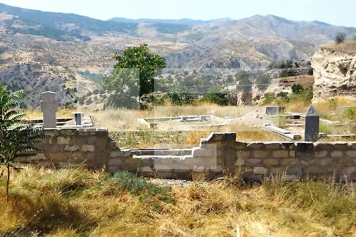 Armenians, leaving Lachin city, dig graves and take away bodies of their close people-PHOTO 